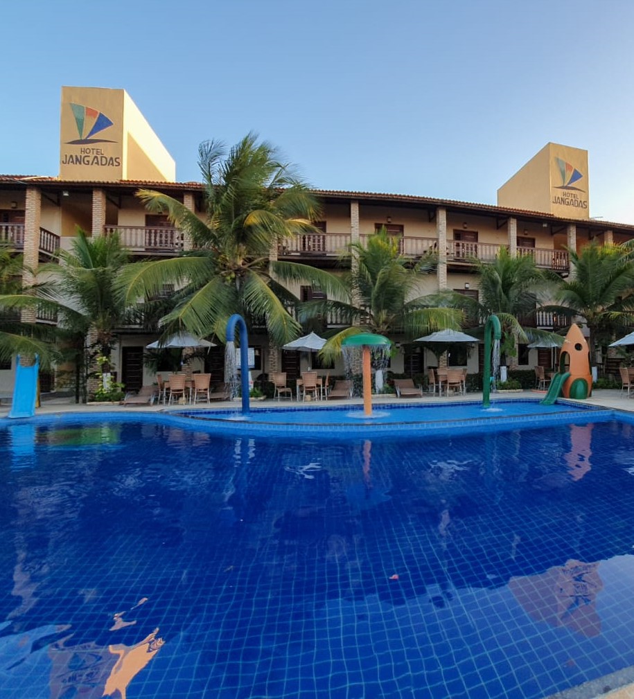 Piscina com casais